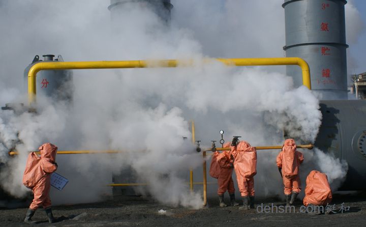 發生液氨泄漏消防員穿戴特種防護裝備救援