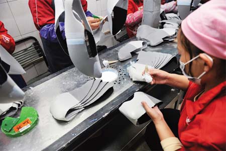 企業(yè)使用防塵口罩應(yīng)對苯中毒，完不具備防毒面具的防毒性能，不符合防護要求