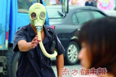 發(fā)生二氯乙烷泄漏，救援人員戴防毒面具對人群進行疏散