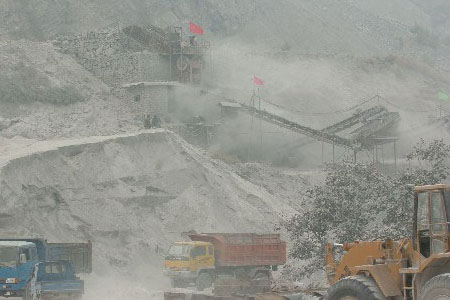 礦山作業產生的粉塵，能見度極低