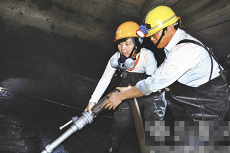戴防毒面罩進(jìn)行下水道清淤作業(yè)